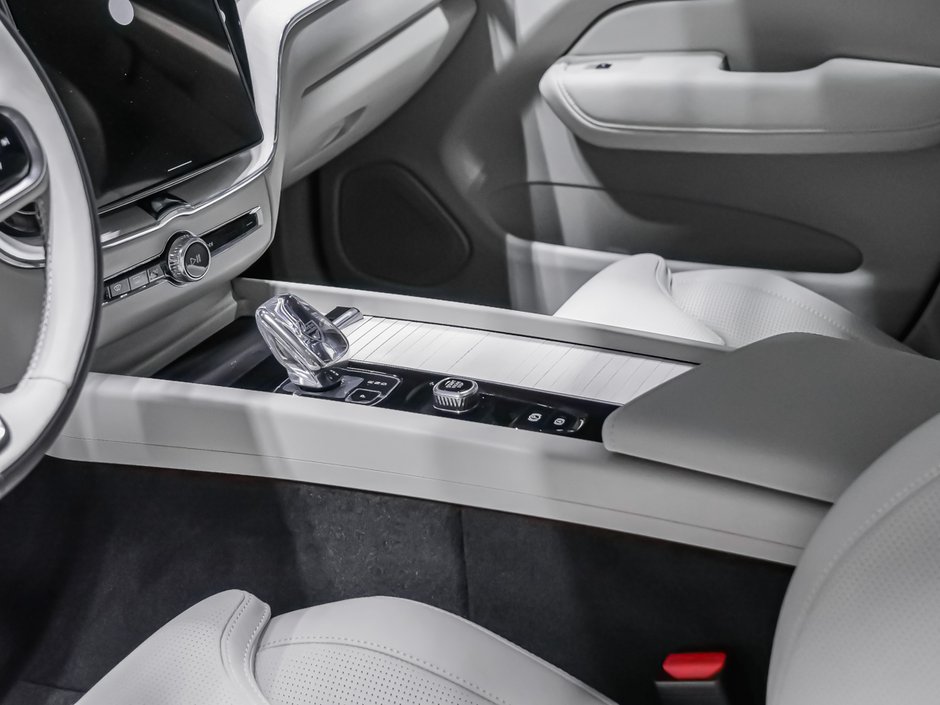 2027 Volvo XC60 Ultra (Dark Theme)-6