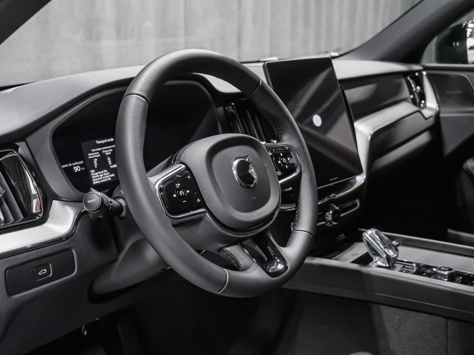 2027 Volvo XC60 Plus Black Edition-7