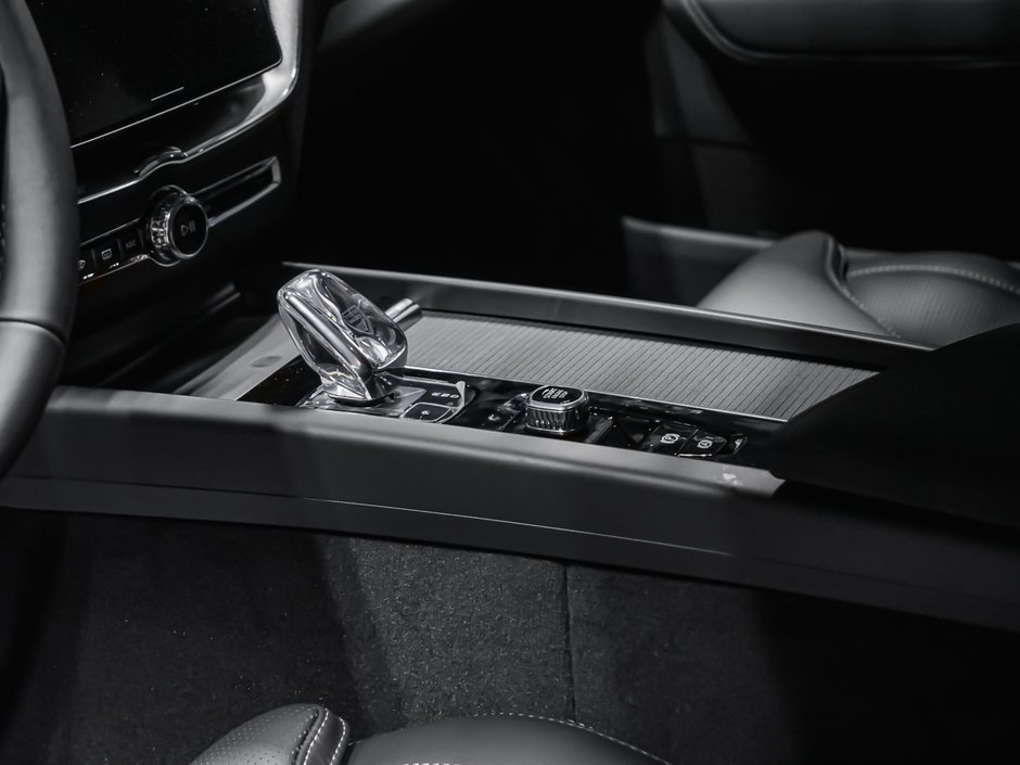 2027 Volvo XC60 Plus Black Edition-6