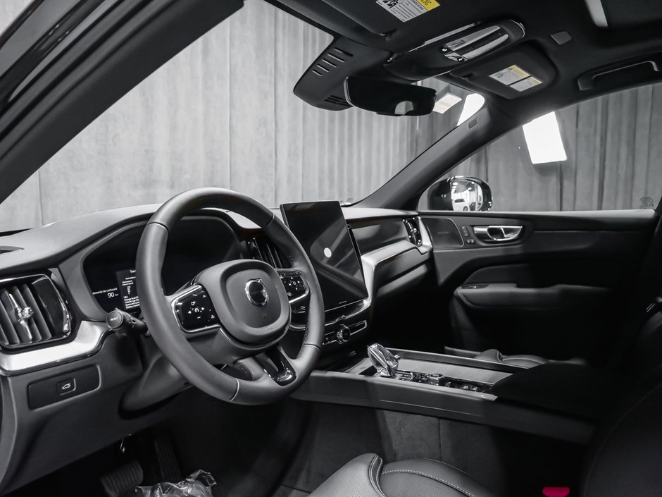 2027 Volvo XC60 Plus Black Edition-5