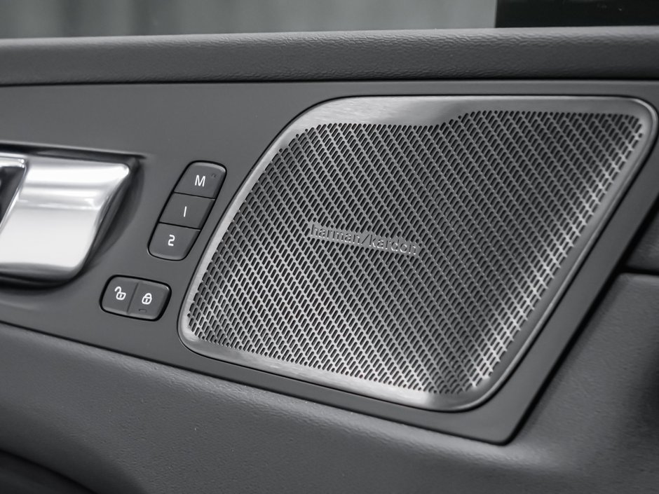 2027 Volvo XC60 Plus Black Edition-9