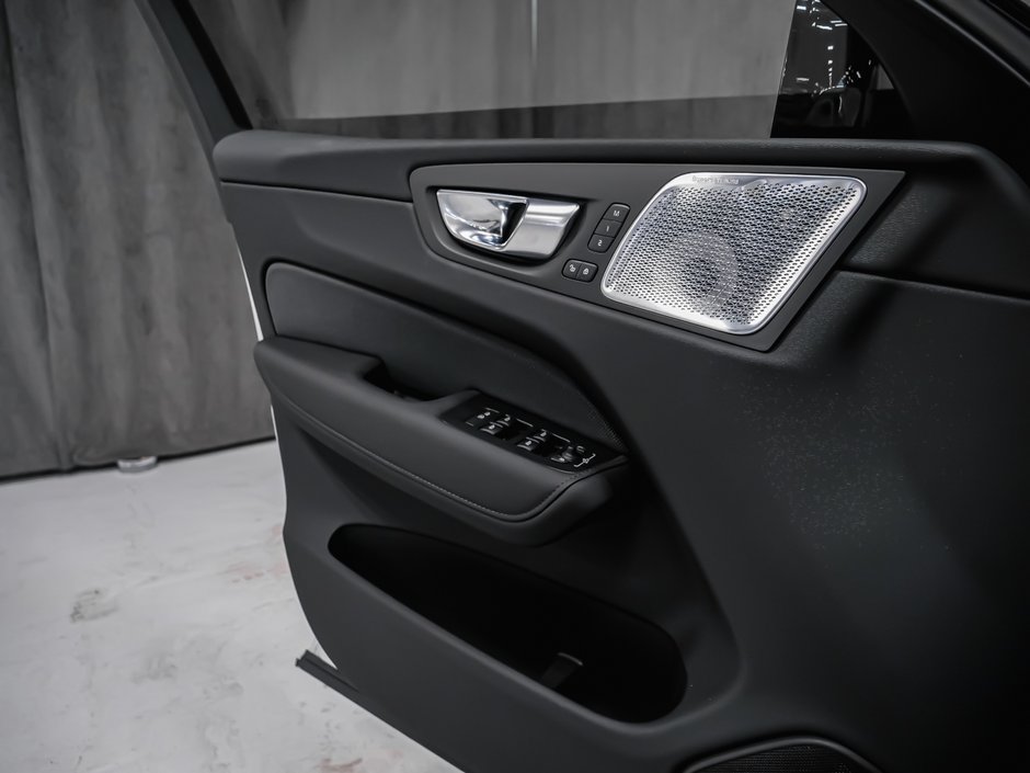 2027 Volvo XC60 Ultra Black Edition-8