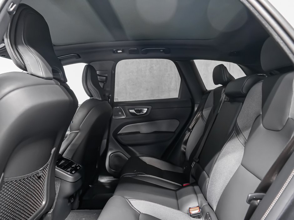 2027 Volvo XC60 Ultra Black Edition-12