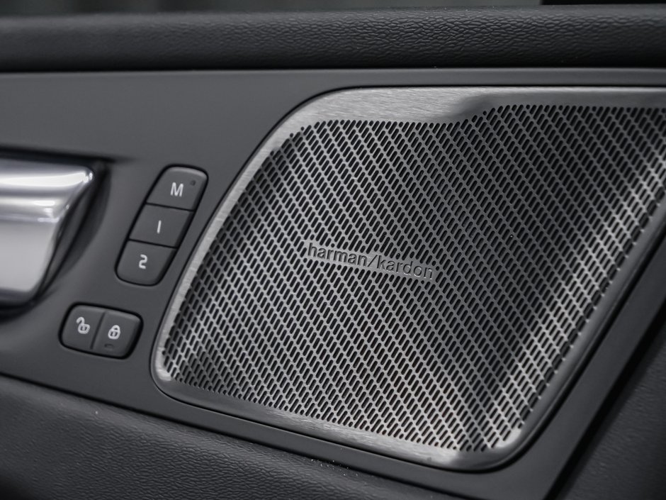 Volvo XC60 Plus (Dark Theme) 2027-9