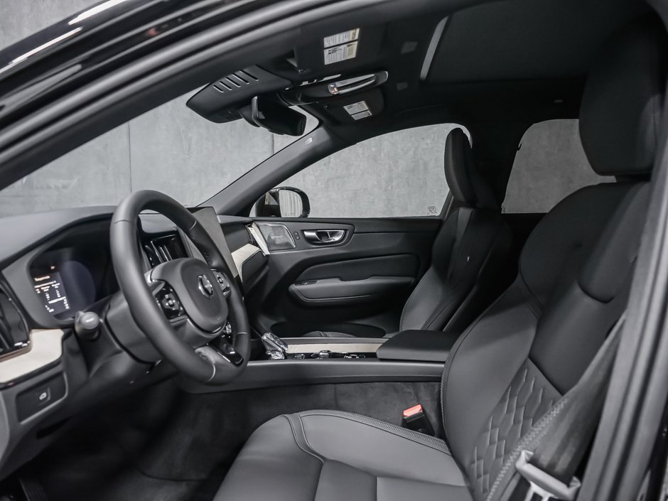 Volvo XC60 Plus (Dark Theme) 2027-10