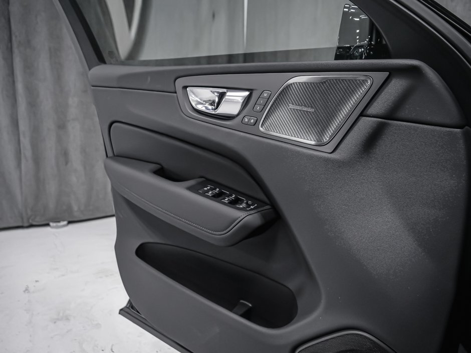 Volvo XC60 Plus (Dark Theme) 2027-8
