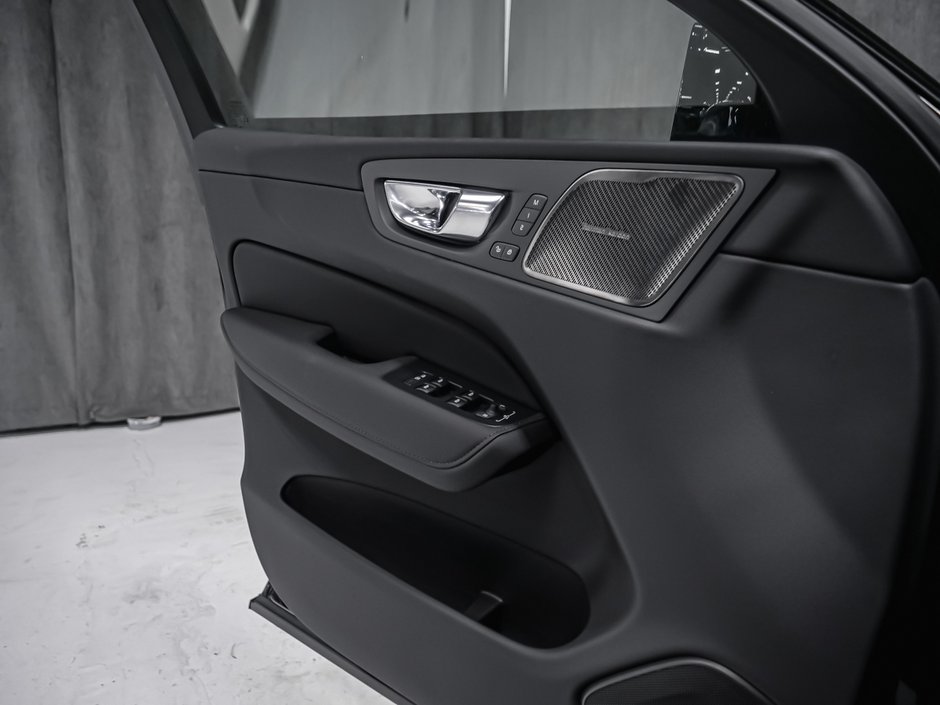 2027 Volvo XC60 Plus (Dark Theme)-8