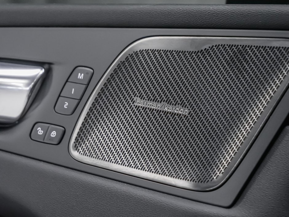 2027 Volvo XC60 Plus (Dark Theme)-9