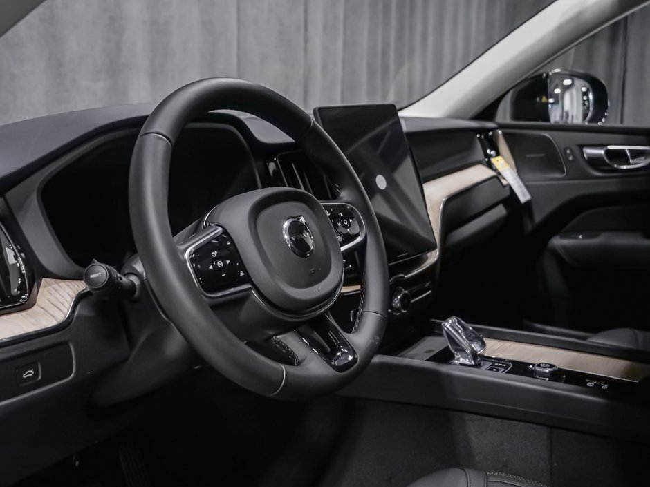 2027 Volvo XC60 Plus (Dark Theme)-7