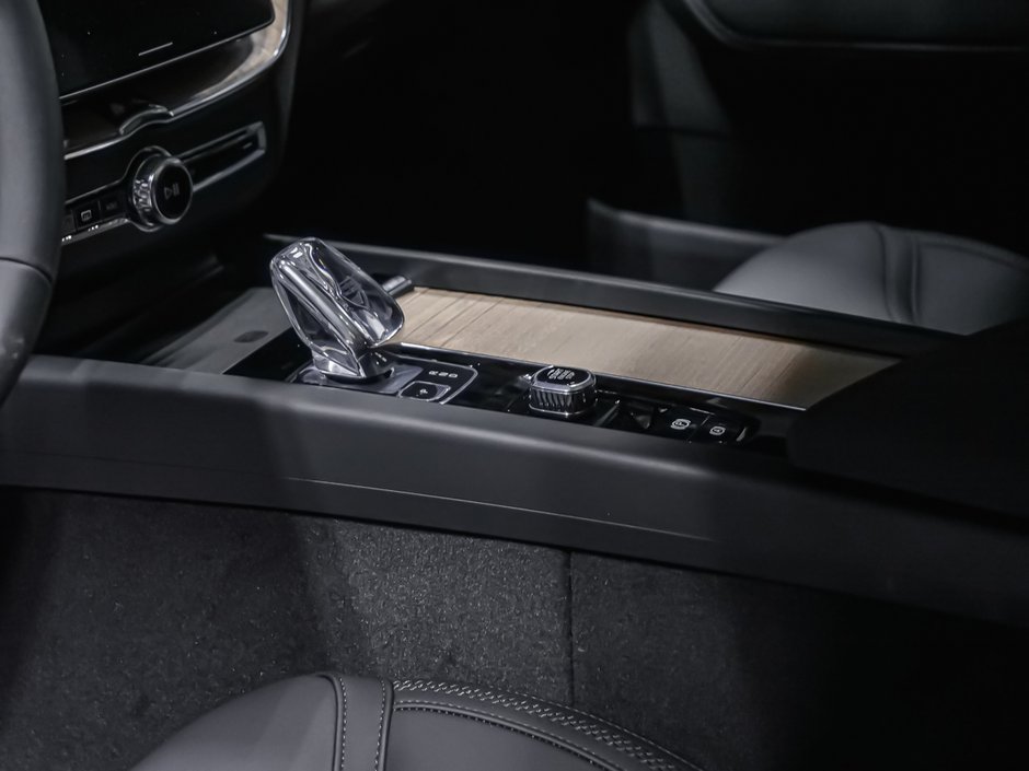 2027 Volvo XC60 Plus (Dark Theme)-6