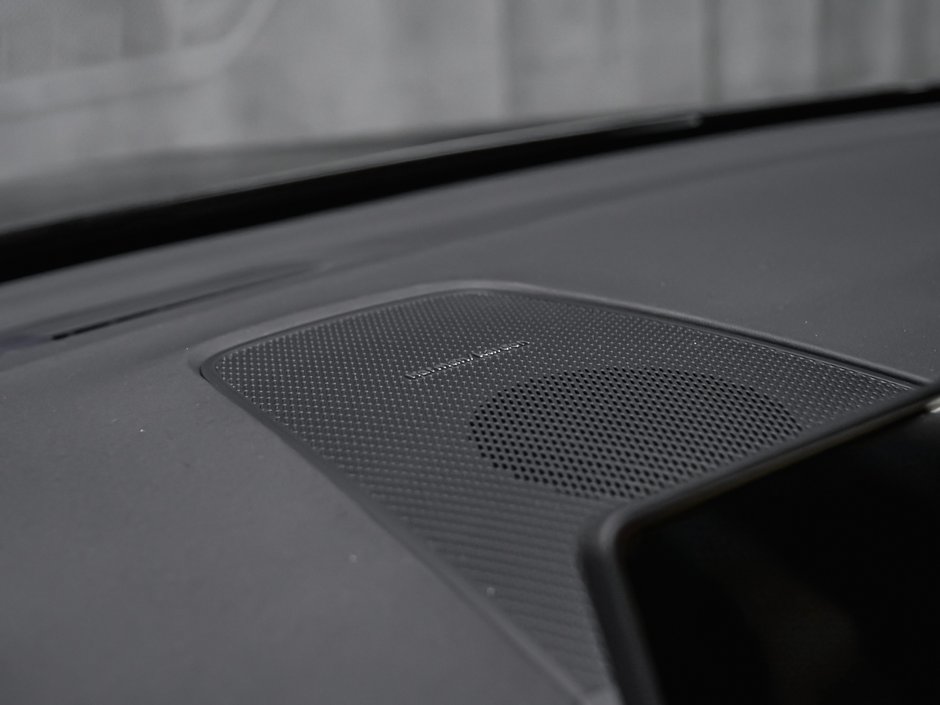 2027 Volvo XC60 Plus (Dark Theme)-11