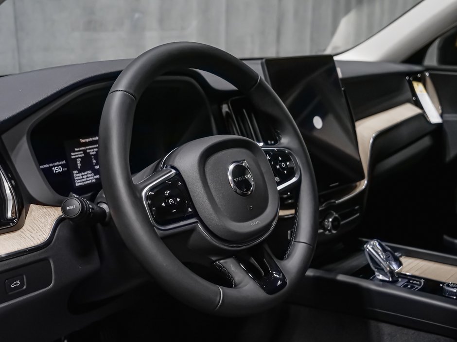 Volvo XC60 Core (Dark Theme) 2027-7