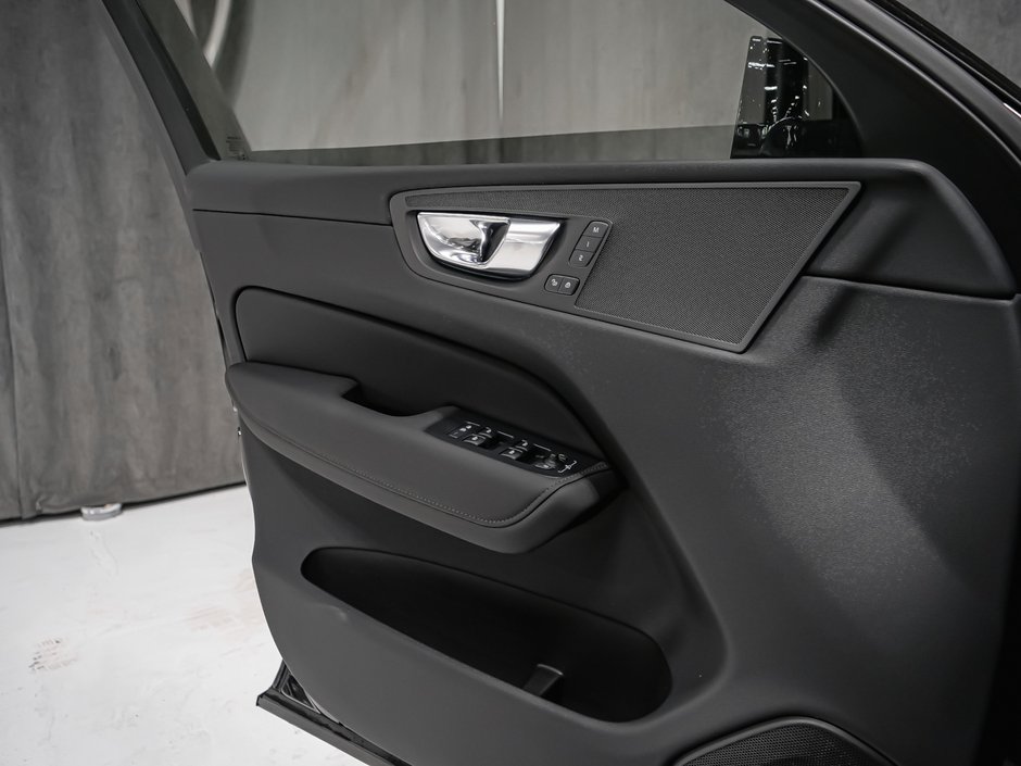 Volvo XC60 Core (Dark Theme) 2027-8