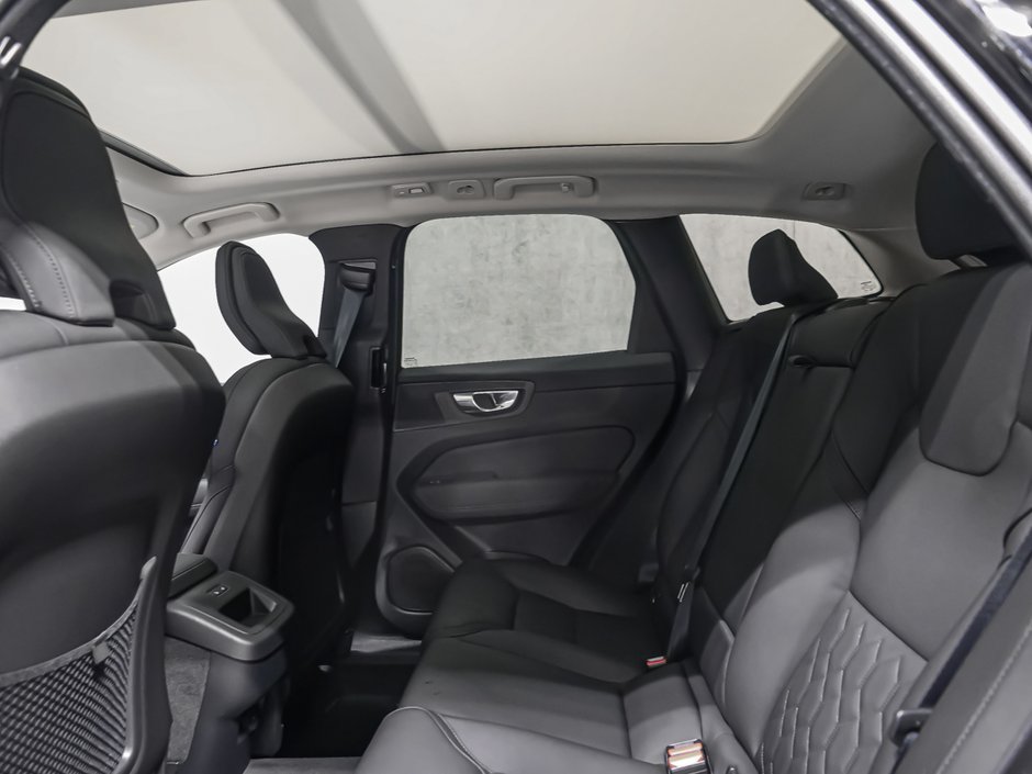 Volvo XC60 Core (Dark Theme) 2027-11
