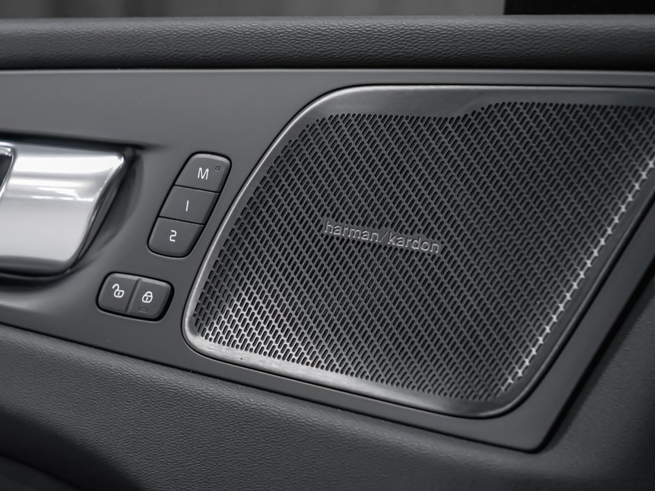Volvo XC60 Plus (Dark Theme) 2027-9