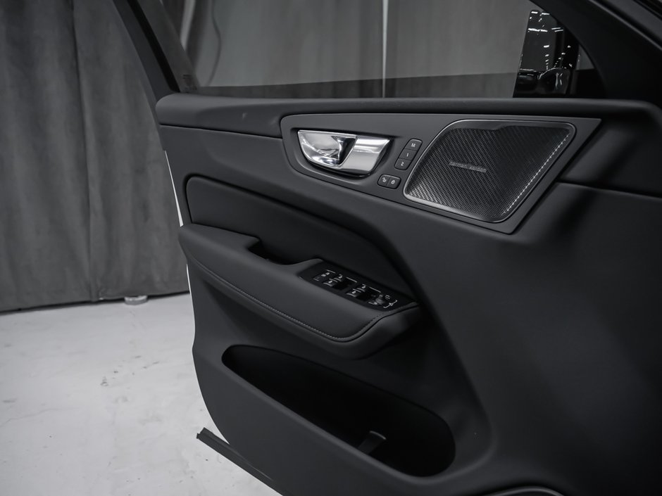 Volvo XC60 Plus (Dark Theme) 2027-8