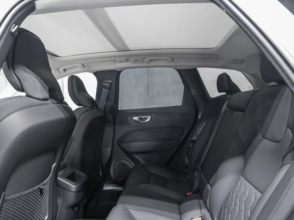Volvo XC60 Plus (Dark Theme) 2027-12
