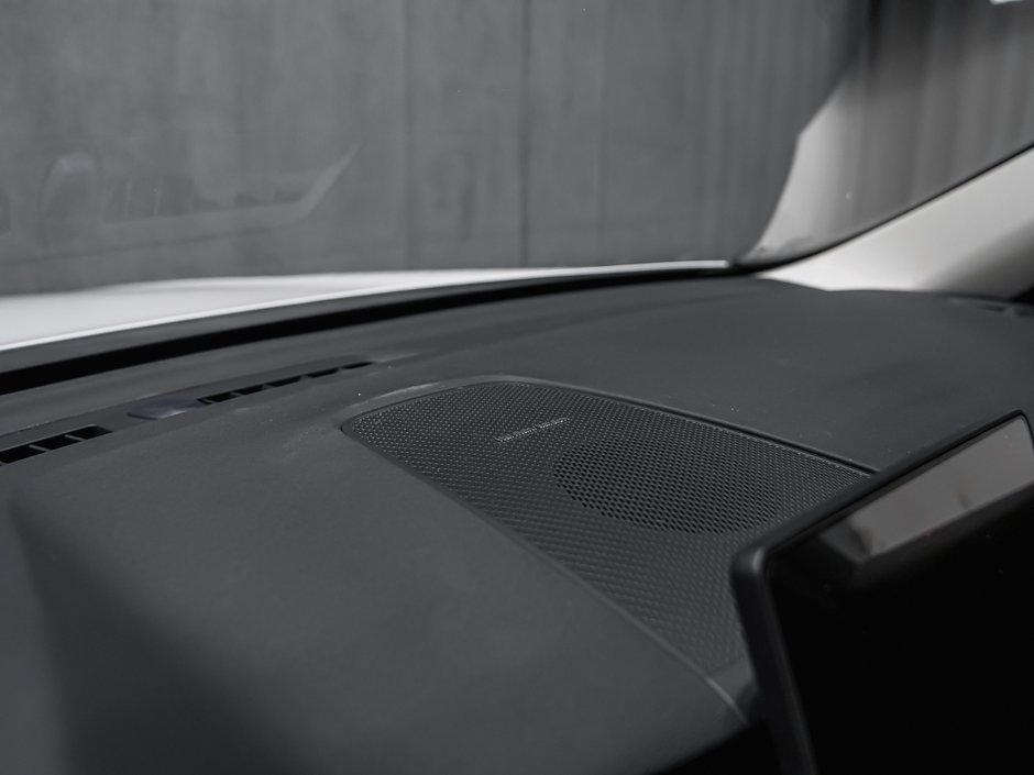 Volvo XC60 Plus (Dark Theme) 2027-10