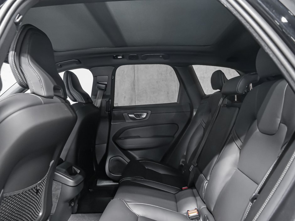 2027 Volvo XC60 Plus Black Edition-11