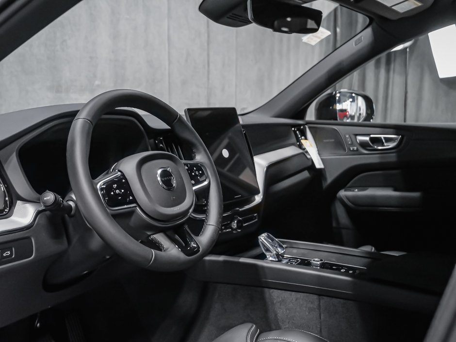 2027 Volvo XC60 Plus Black Edition-5
