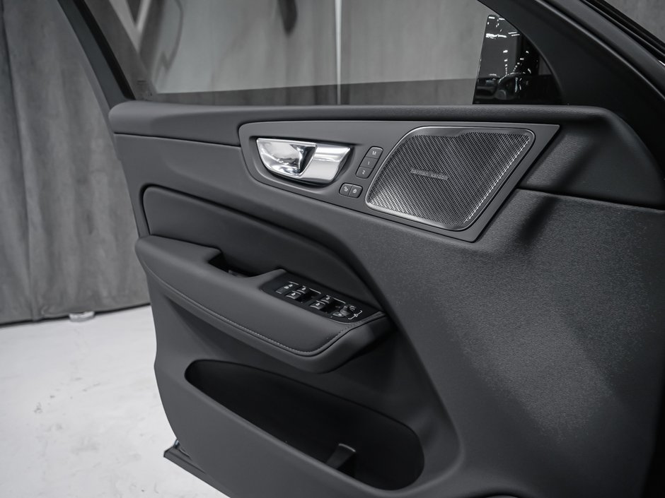 2027 Volvo XC60 Plus Black Edition-8