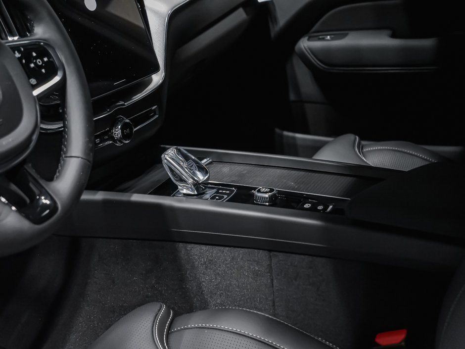 2027 Volvo XC60 Plus Black Edition-6