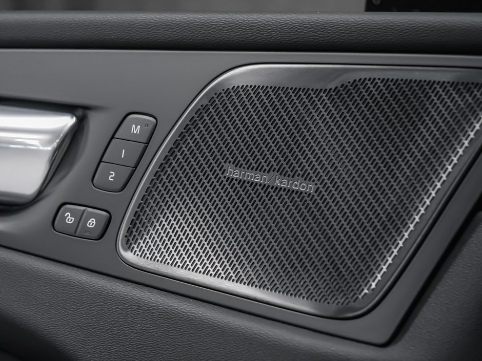 2027 Volvo XC60 Plus Black Edition-9