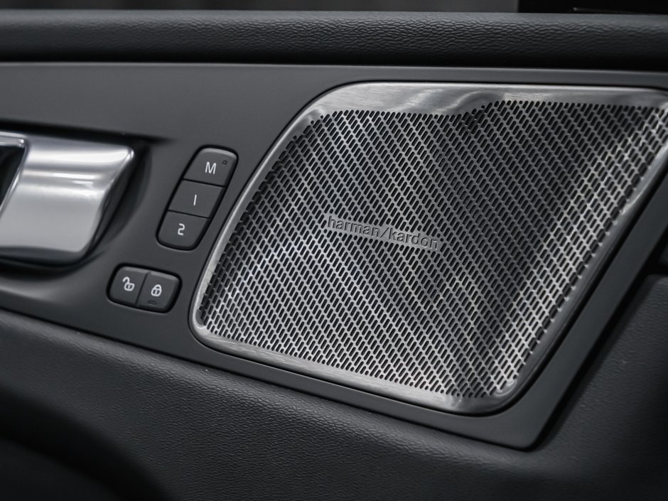 2027 Volvo XC60 Plus Black Edition-7
