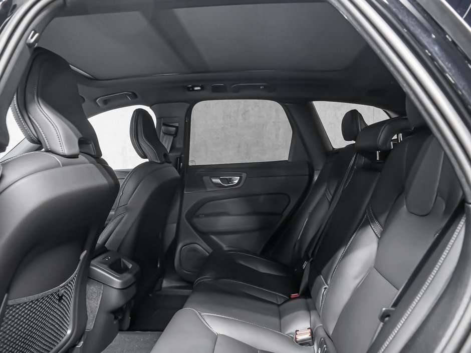 2027 Volvo XC60 Plus Black Edition-9