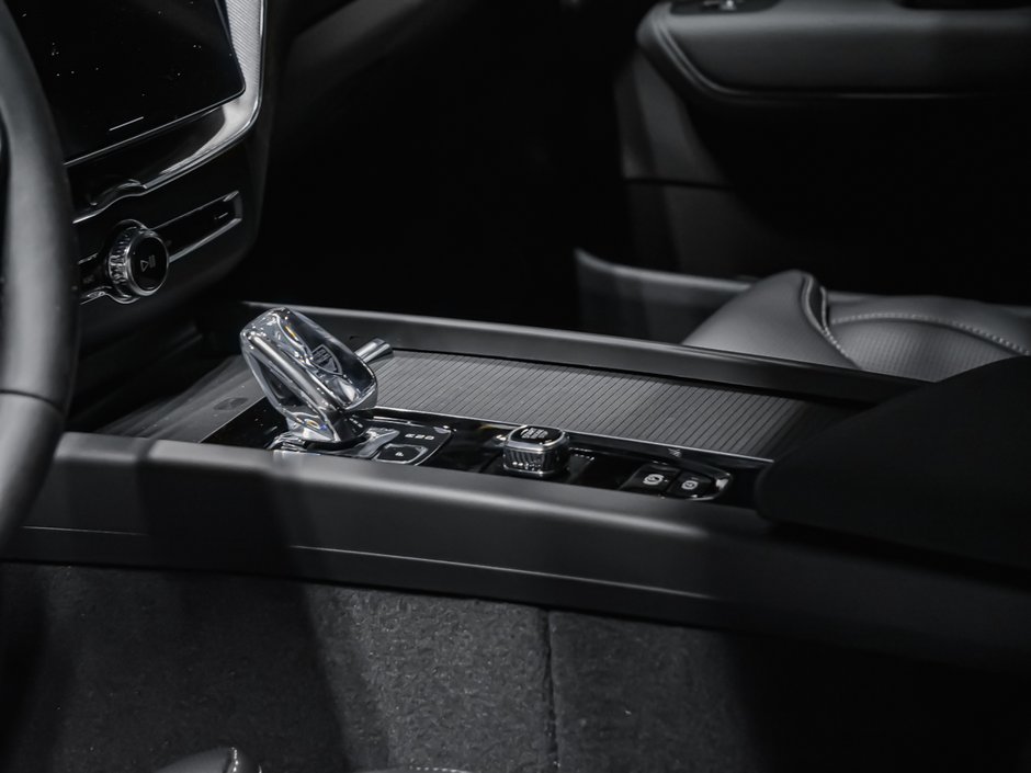 2027 Volvo XC60 Plus Black Edition-5