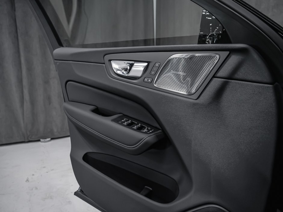 2027 Volvo XC60 Plus Black Edition-6