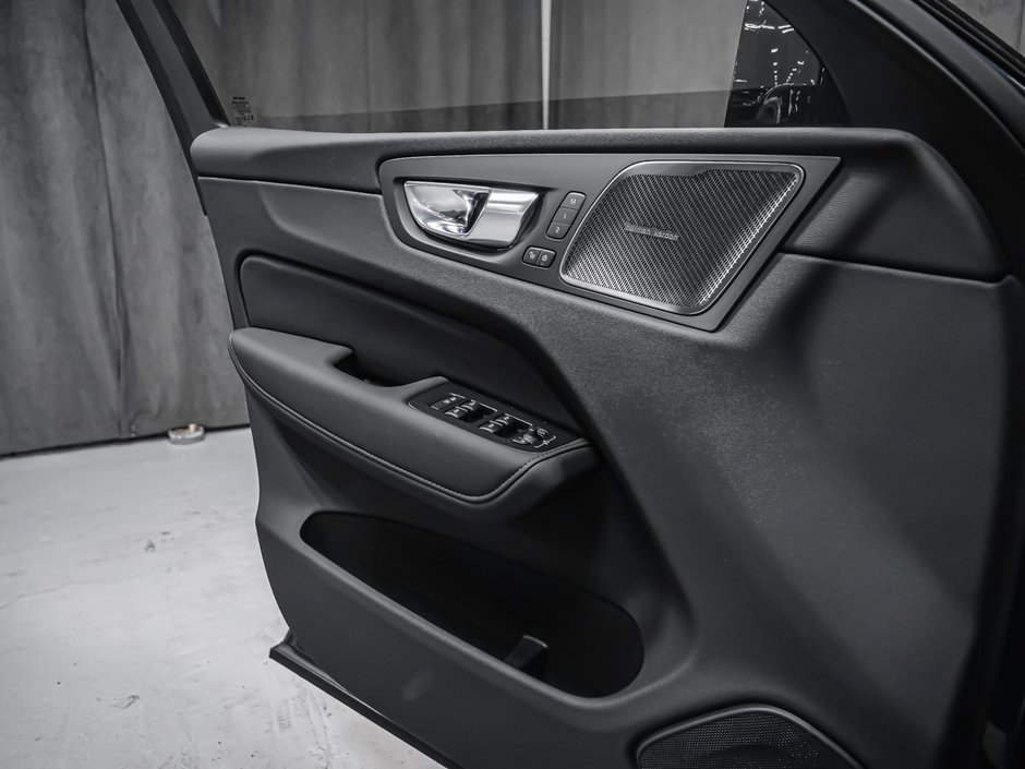 2027 Volvo XC60 Plus Black Edition-7
