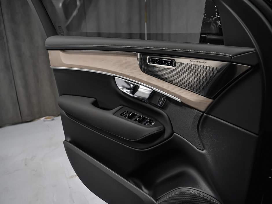 2025 Volvo XC90 PLUG-IN HYBRID Plus Bright Theme-10