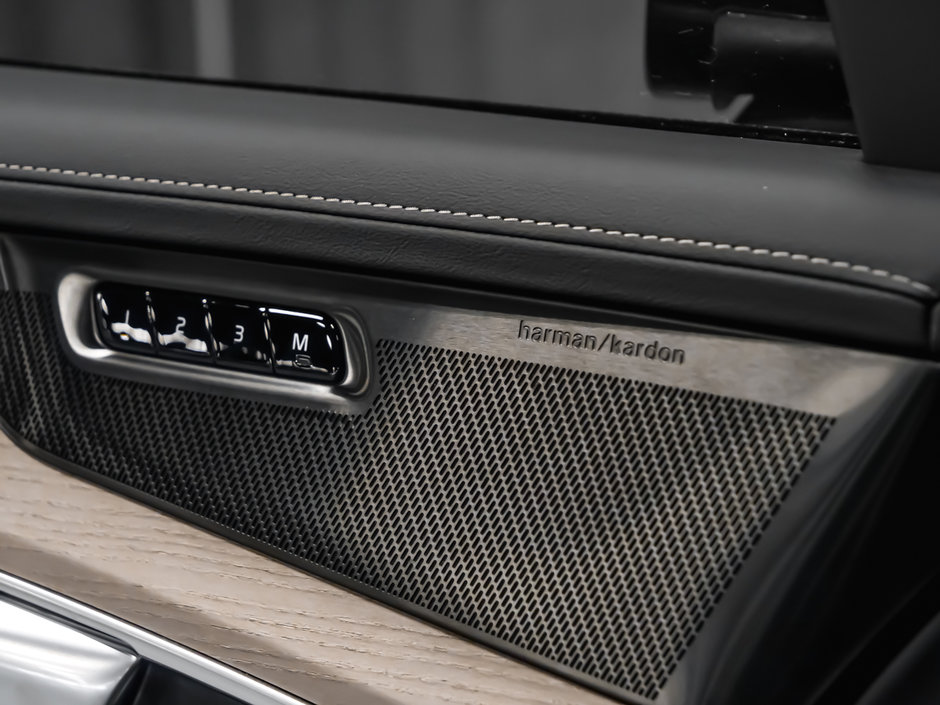 2025 Volvo XC90 PLUG-IN HYBRID Plus Bright Theme-11