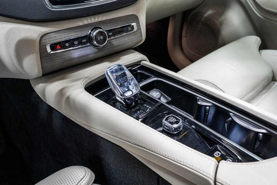 2025 Volvo XC90 PLUG-IN HYBRID ULTRA BRIGHT-11