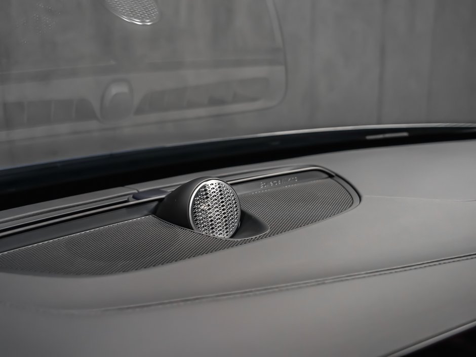 2026 Volvo XC90 Plug-In Hybrid Ultra Dark Theme-12