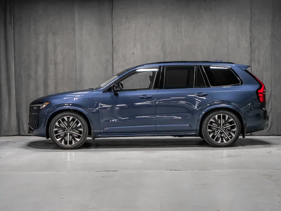 2026 Volvo XC90 Plug-In Hybrid Ultra Dark Theme-3