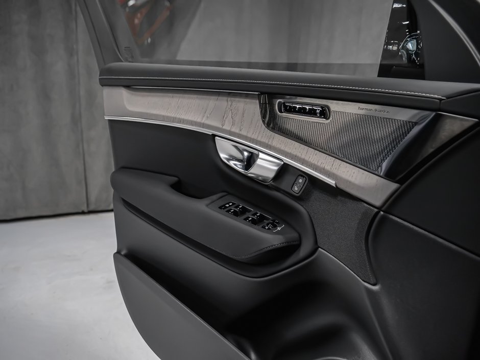 2026 Volvo XC90 Plug-in hybrid Ultra 7-Seater (Dark Theme)-9