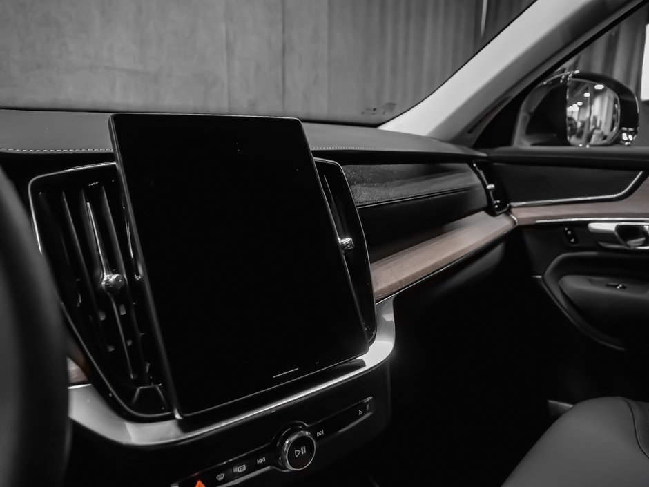 Volvo XC90 Plug-in hybrid Plus 7-Seater (Dark Theme) 2026-10