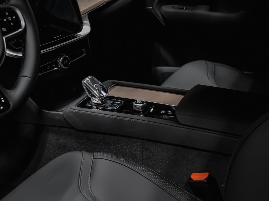 Volvo XC90 Plug-in hybrid Plus 7-Seater (Dark Theme) 2026-8