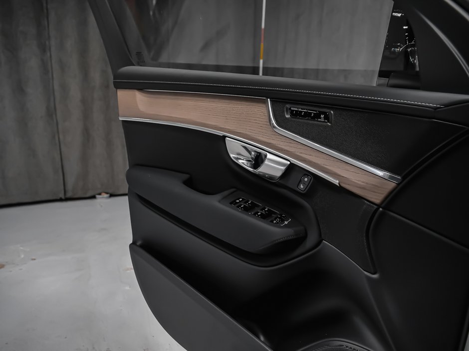 Volvo XC90 Plug-in hybrid Plus 7-Seater (Dark Theme) 2026-10