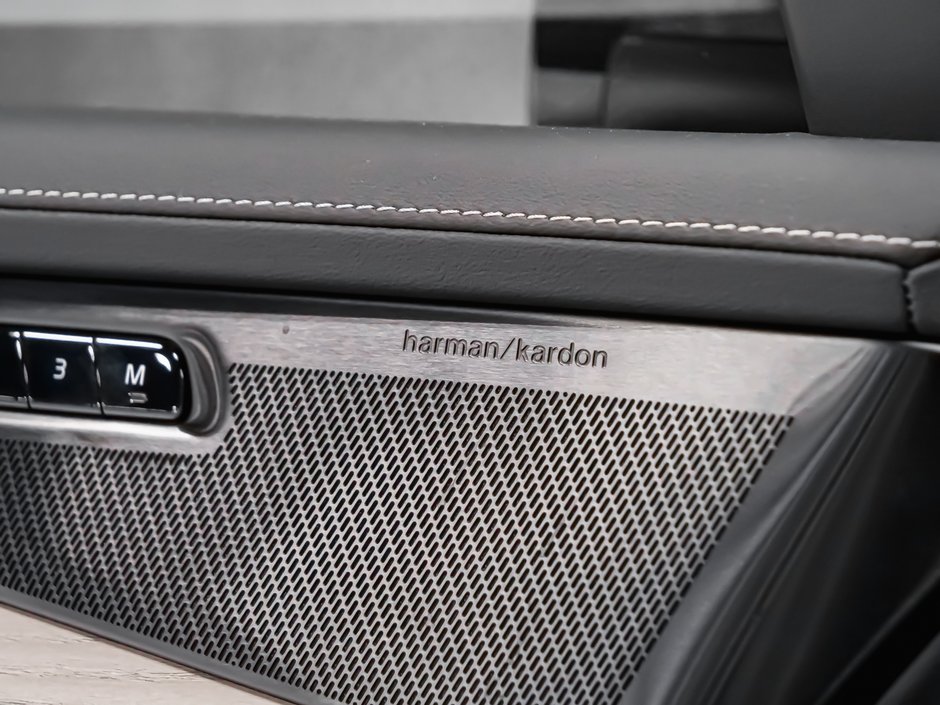 2026 Volvo XC90 Plug-in hybrid Ultra 7-Seater (Dark Theme)-11