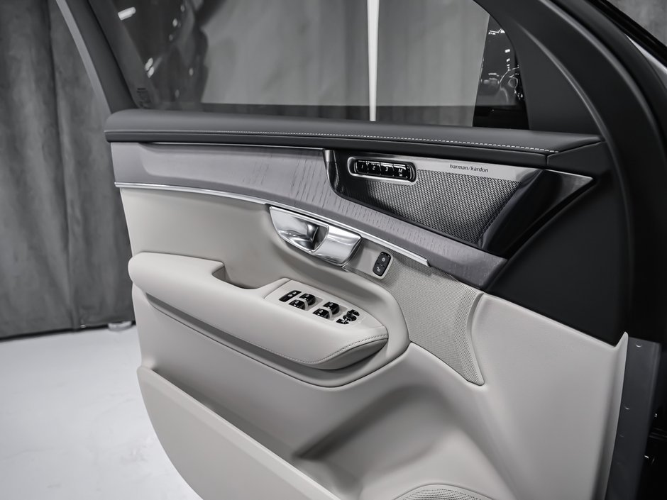 2026 Volvo XC90 Plug-in hybrid Ultra 7-Seater (Dark Theme)-8