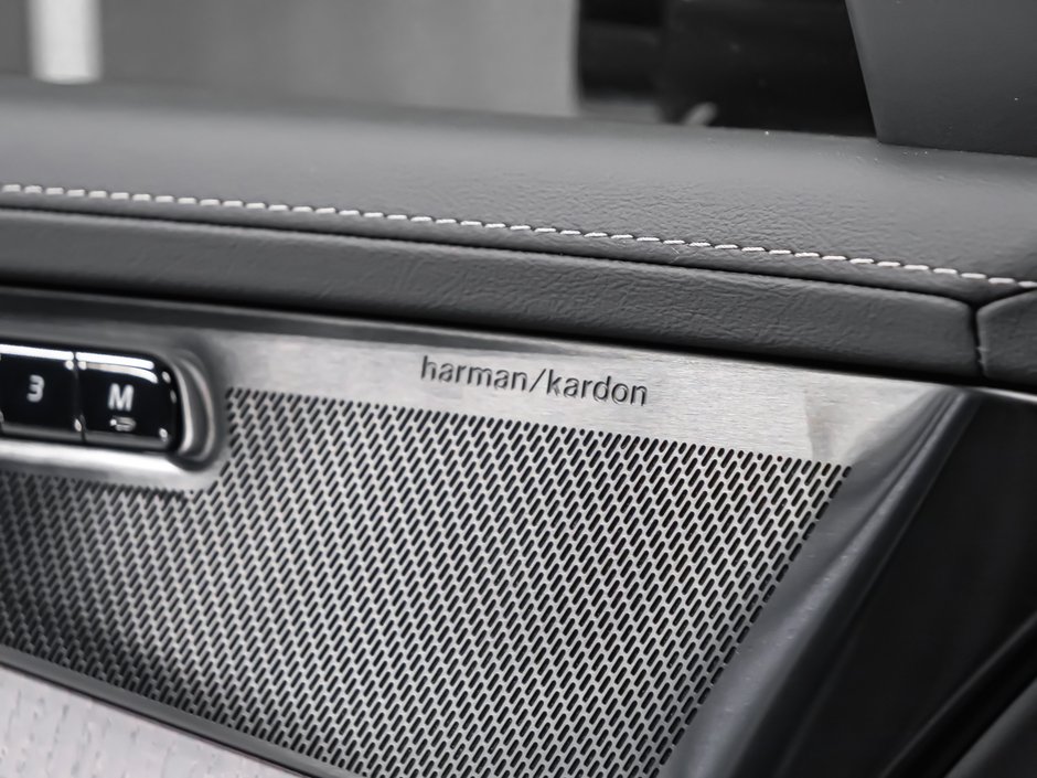 2026 Volvo XC90 Plug-in hybrid Ultra 7-Seater (Dark Theme)-9