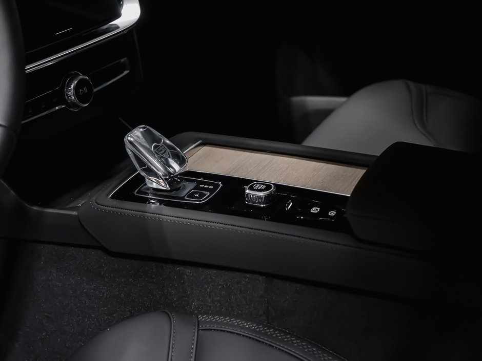 2026 Volvo XC90 Plug-in hybrid Plus 7-Seater (Dark Theme)-6