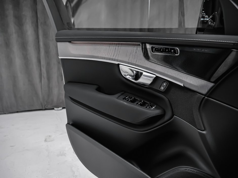 Volvo XC90 Plug-in hybrid Ultra 7-Seater (Dark Theme) 2026-8