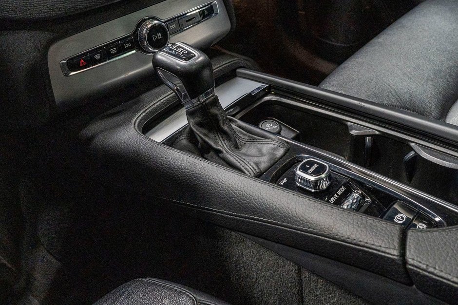 Volvo XC90 T5 MOMENTUM 2017-14