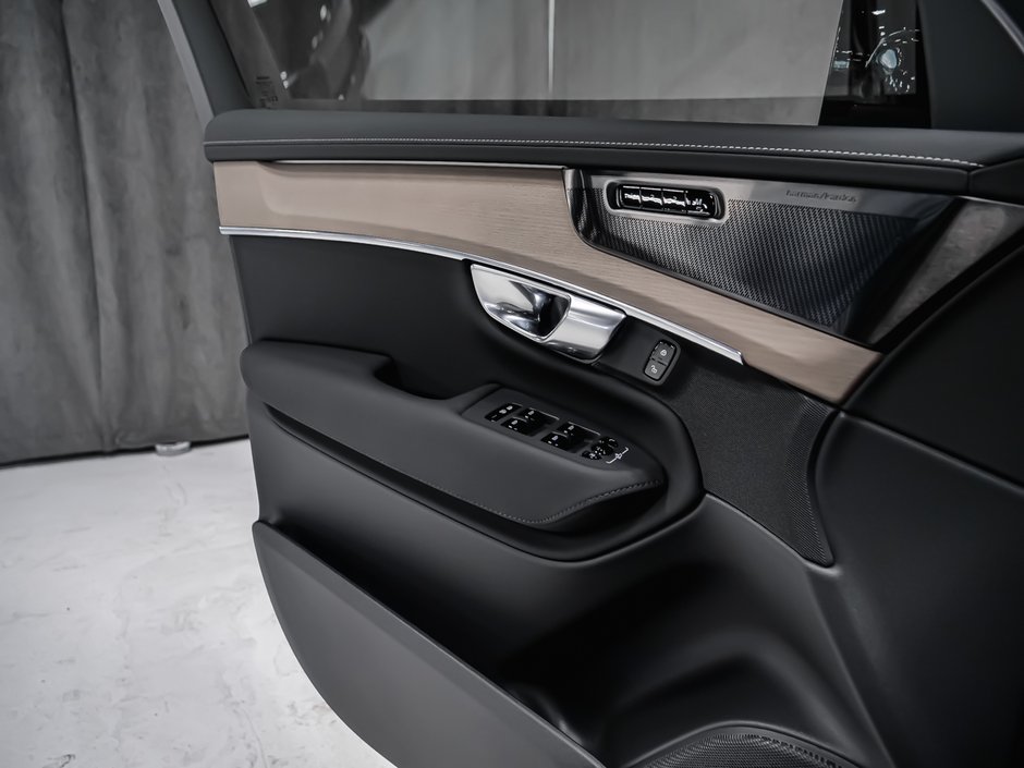 2027 Volvo XC90 Plus 7-Seater (Dark Theme)-8