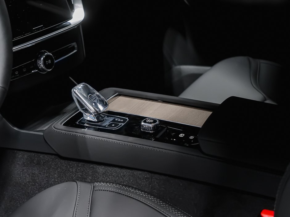 2027 Volvo XC90 Plus 7-Seater (Dark Theme)-6