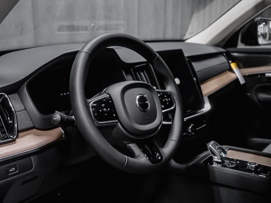 Volvo XC90 Plus 7-Seater (Dark Theme) 2027-7